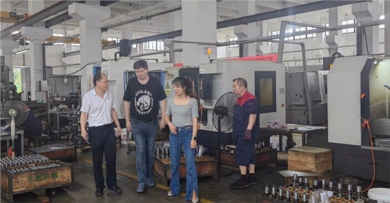 艾思捷技術(shù)顧總帶俄羅斯客戶參觀廠區(qū) (1).jpg 艾思捷技術(shù)顧總帶俄羅斯客戶參觀廠區(qū) (1).jpg