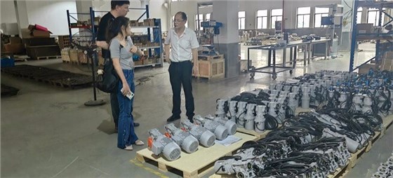 艾思捷技術(shù)顧總帶俄羅斯客戶參觀廠區(qū) (2).jpg 艾思捷技術(shù)顧總帶俄羅斯客戶參觀廠區(qū) (2).jpg