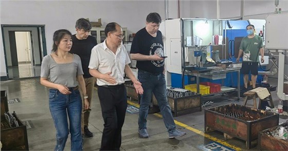 艾思捷技術(shù)顧總帶俄羅斯客戶參觀廠區(qū) (3).jpg 艾思捷技術(shù)顧總帶俄羅斯客戶參觀廠區(qū) (3).jpg
