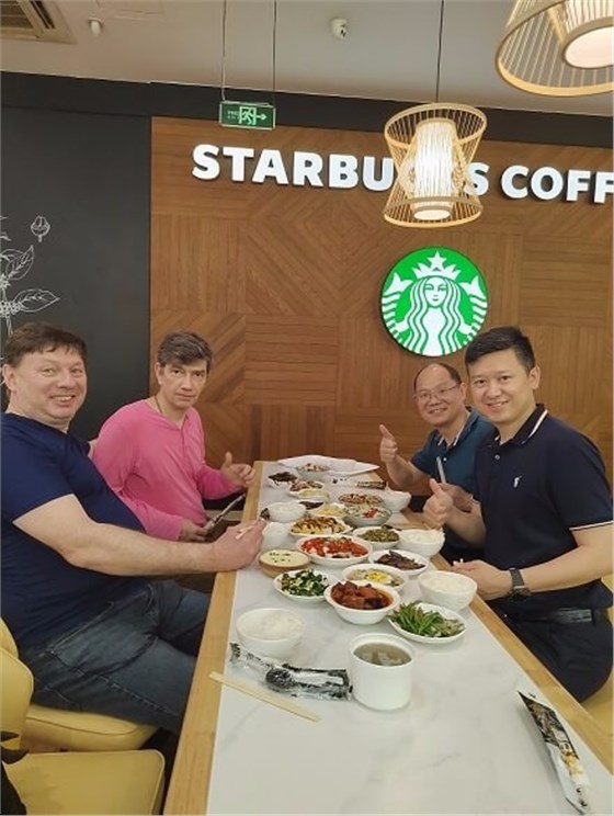 與客戶進(jìn)行簡單的午餐。.jpg 與客戶進(jìn)行簡單的午餐。.jpg