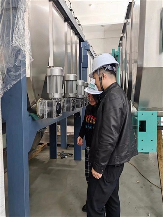 全自動上料機上配套使用艾思捷蝸輪減速機.jpg 全自動上料機上配套使用艾思捷蝸輪減速機.jpg