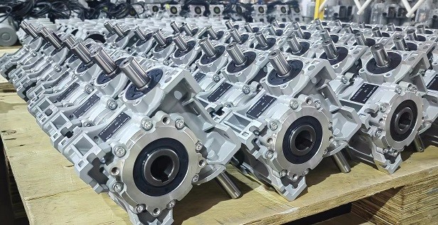 11月正忙，艾思捷雙軸輸入蝸輪減速機SJMRV050-30-AB發貨 (2).jpg